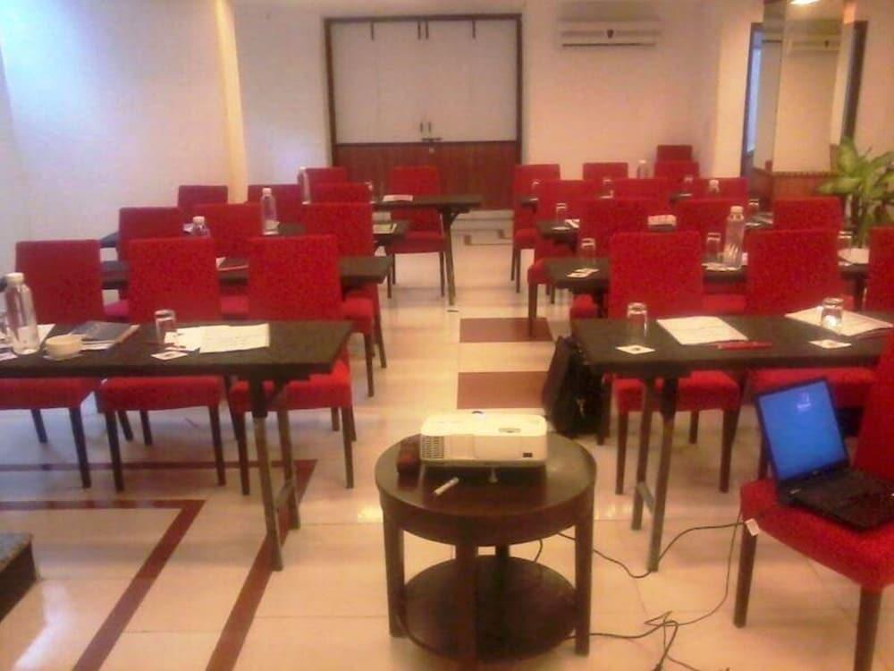 Clarks Inn Kailash Colony New Delhi Exterior photo